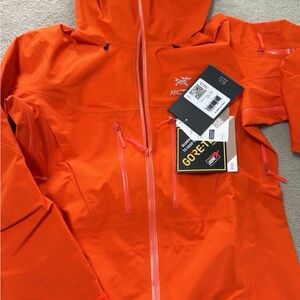 NWT Alpha SV Arc'teryx hardshell rain Jacket Gore Tex 3L Pro Women Small Phenom
